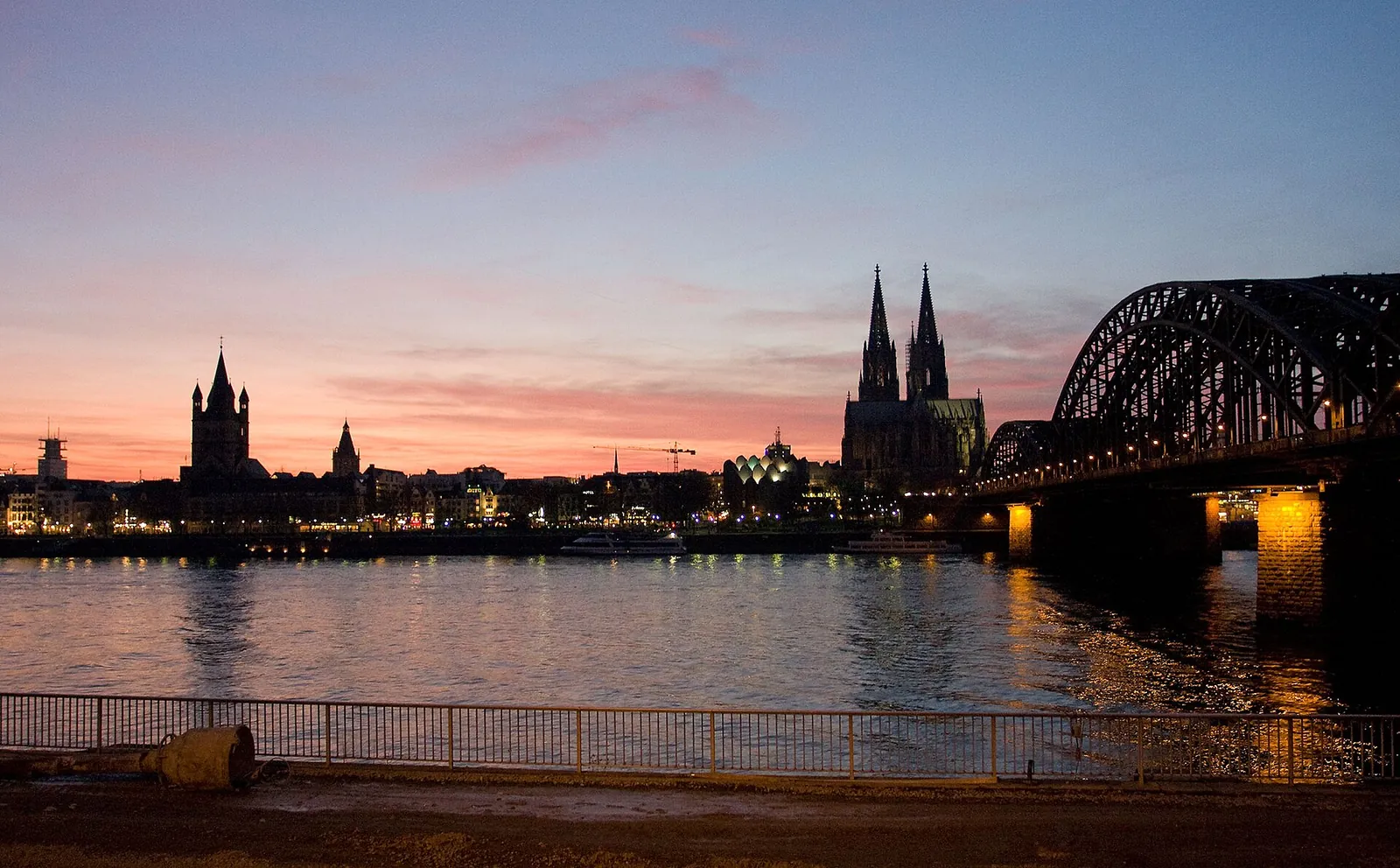 Von Flughafen Köln/Bonn nach Köln im privaten Reisebus